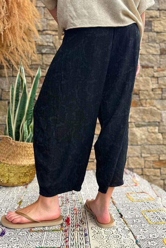Kiti Paisley Damask 7/8 Barrel Leg Pant Black